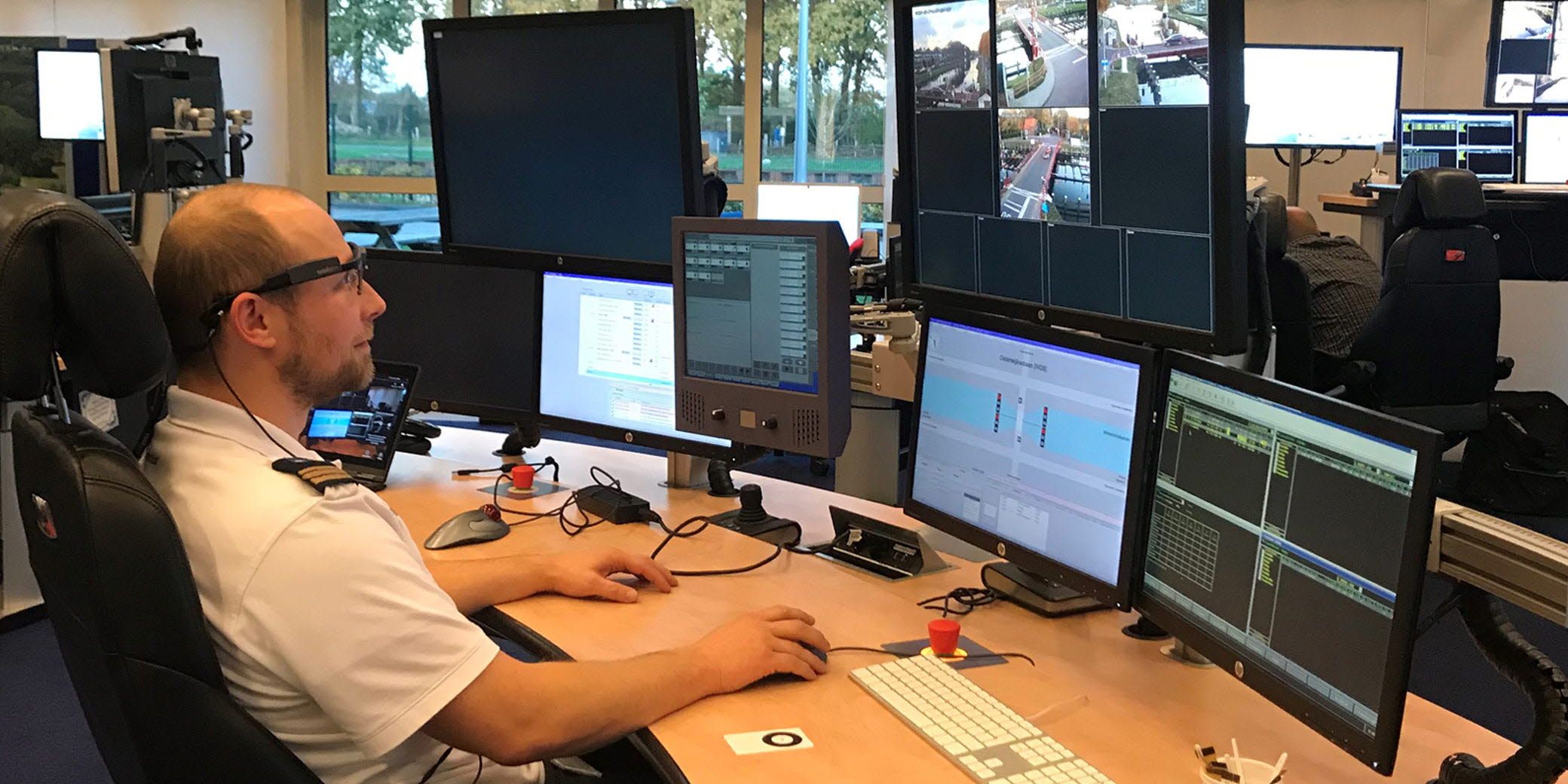 Tobii Pro Glasses 2 wearable eye tracking is used to improve bridge operators' performance